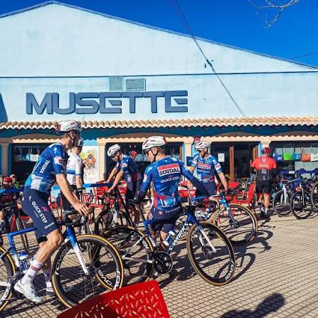 Pause au café Musette pendant le stage vélo près de Calpe